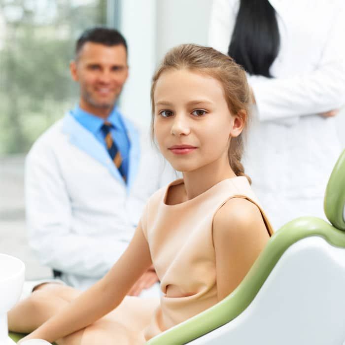 Dental Implantologie niña y odontólogo